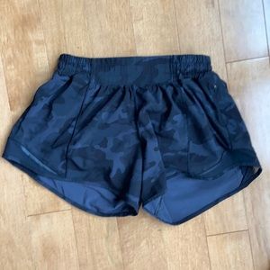 Lululemon Hotty Hot Low-Rise Lined Short 4” Length Size 4